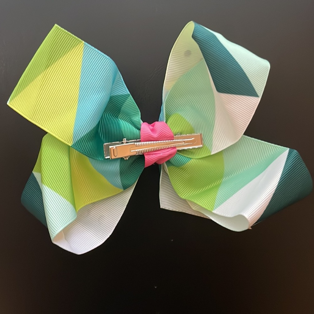 💚 Handcrafted 5 inch hair bow with glitter letter “T” 🎀 - Picture 2 of 2